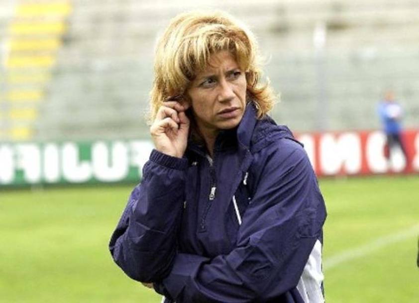 La prima donna in assoluto a sedere su una panchina professionistica maschile era stata per Carolina Morace, allenatrice della Viterbese di Gaucci in serie C1 nel 1999: la sua esperienza si era per conclusa molto presto, con le dimissioni dopo due sole partite
